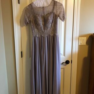 I’m selling a Beautiful mauve midi length dress .